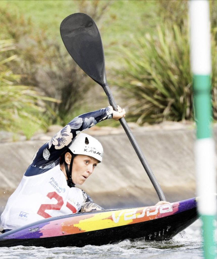 Chica kayak remar aguas bravas